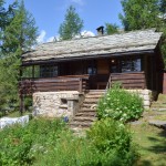 Blick auf die West-Fassade, vom Wald her. Direkt hinter dem Haus führt ein «Privatweg» durch den Wald hoch ins Dorf.