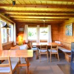 Stube, 2 Liegesofas, ein kleiner Tisch und ein Esstisch für 8 und mehr Personen, 17m2