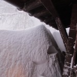 Im Winter 2011/2012 reicht der Schnee bis unter das Dach.