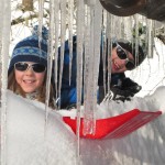 Schnee in Hülle und Fülle, soviel, dass die Kinder das Spielen ums Haus dem Skifahren vorziehen.