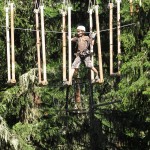 Seilpark Baschweri - Dank des Sicherungssystems, bei dem ein gleichzeitiges Lösen von beiden Karabinern gar nicht möglich ist, können Eltern ganz entspannt sein. Runterfallen durch Fehlmanipulation ist schlicht nicht möglich.